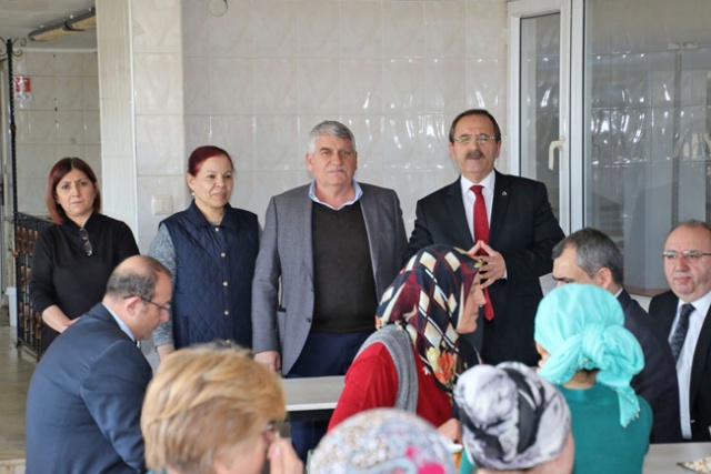 Bafra Belediye Başkanı Zihni Şahin, halkın içinde olmaya devam ediyor.