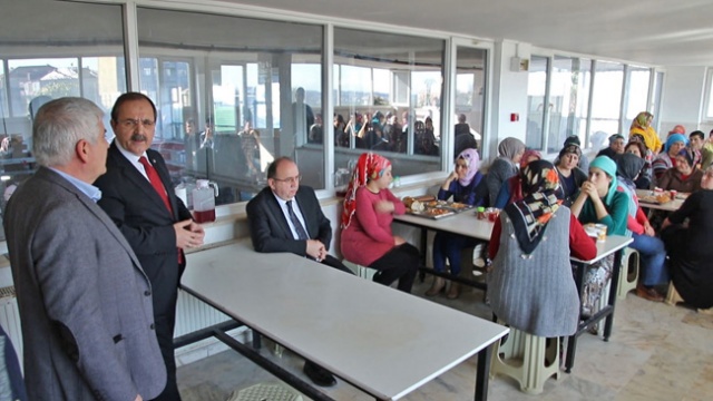Bafra Belediye Başkanı Zihni Şahin, halkın içinde olmaya devam ediyor.