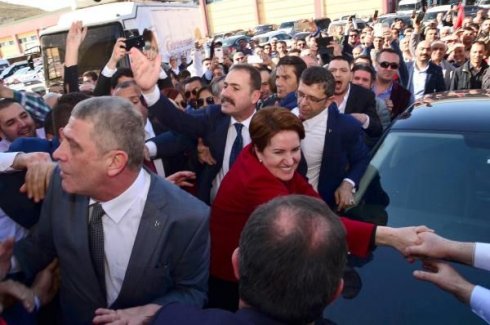 Meral Akşener'e  coşkulu karşılama