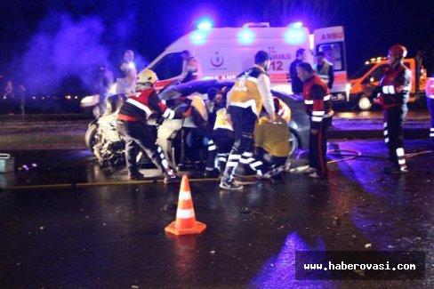 Şerit değiştiren  otomobil hasta taşıyan servis aracına çarptı: 4 yaralı