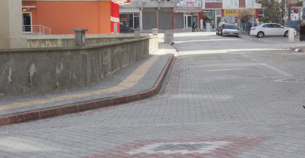 Tekkeköy’de sokaklar taş parke taşla kaplanıyor