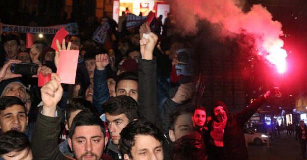 Trabzon taraftarı kırmızı kart gösterdi