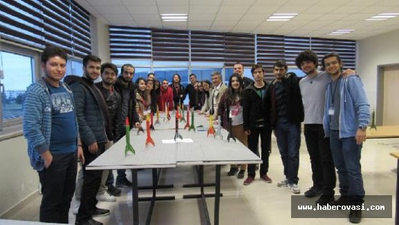 Uçak ve Uzay Mühendisliği öğrencileri model roket fırlattı