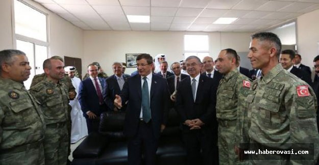 Davutoğlu, Katar'daki Türk askerlerini ziyaret etti