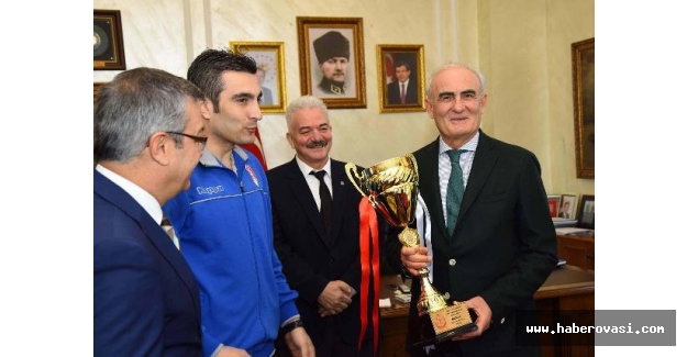 Şampiyon voleybolcular kupayı Başkan Yılmaz’a getirdi