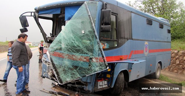 Samsun’da cezaevi aracı istinat duvarına çarptı: 11 yaralı