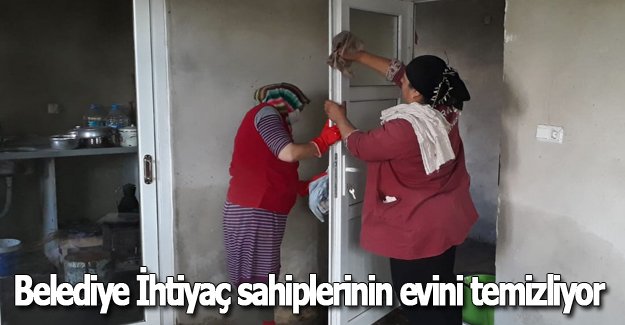 Belediye ihtiyaç sahiplerinin evlerini temizliyor