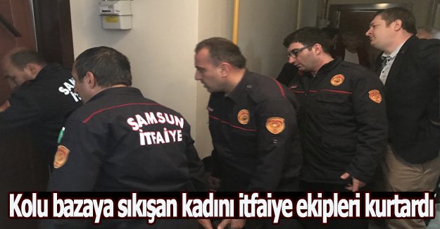 Kolu bazaya sıkışan kadını itfaiye ekipleri kurtardı