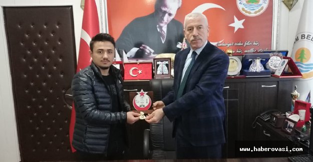 Alaçam'da başarılı güreşçiye ödül