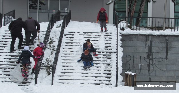 Samsun'da çocuklar karla eğlendi