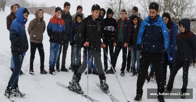 Samsun'da öğrenciler kayak öğreniyor