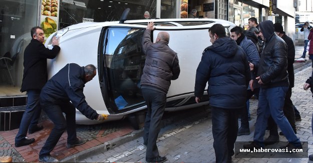 Samsun'da Otomobil iş yerine çarptı: 1 yaralı
