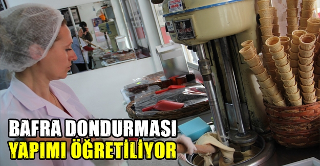 Bafra dondurması yapımı öğretiliyor