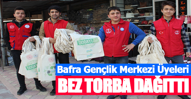 Bafra gençlik merkezi üyeleri bez torba dağıttı.