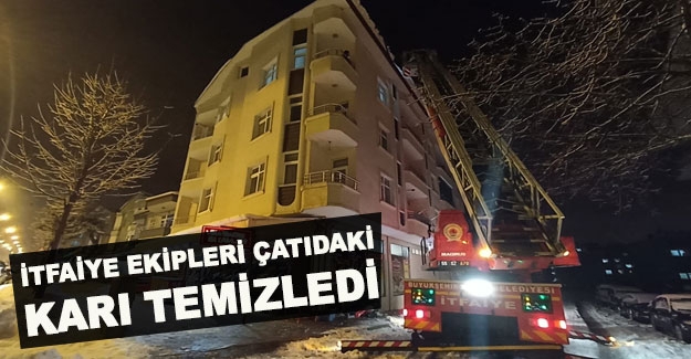 İtfaiye ekipleri çatıdaki karı temizledi