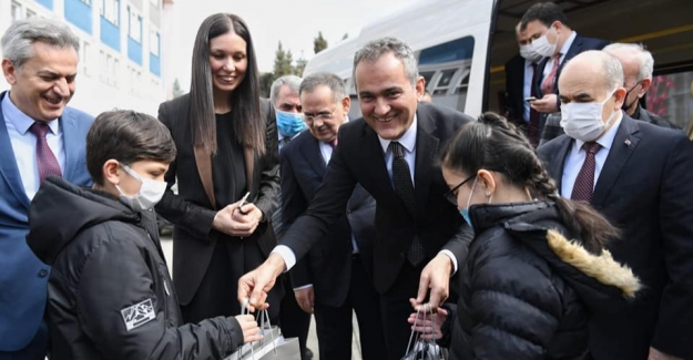 Bakan Özer okul açılışına katıldı