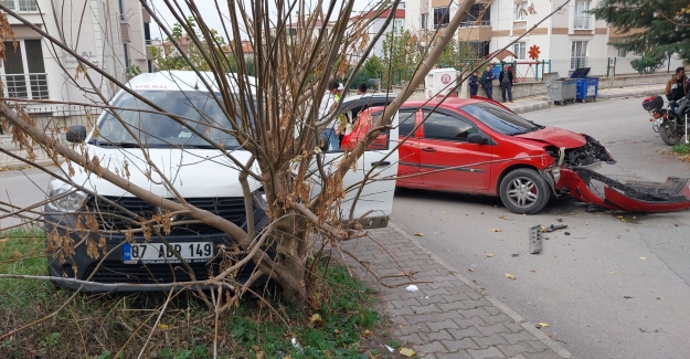 Hafif ticari araçla otomobil çarpıştı 1 yaralı