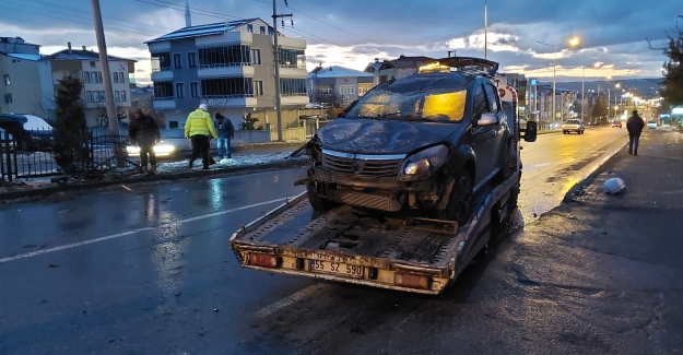 Otomobil karşı yola takla atarak geçti  2 kişi yaralandı