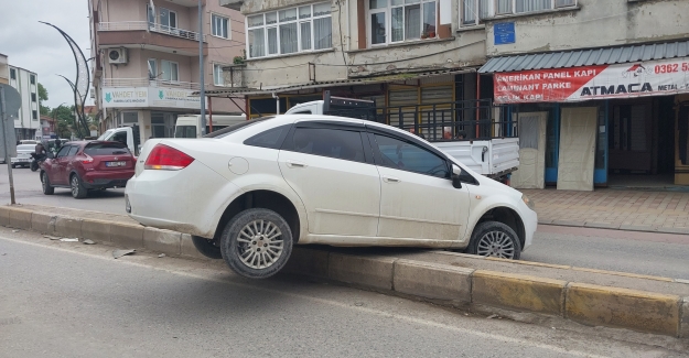 Bafra'da minibüs ile otomobil çarpıştı, 1 yaralı