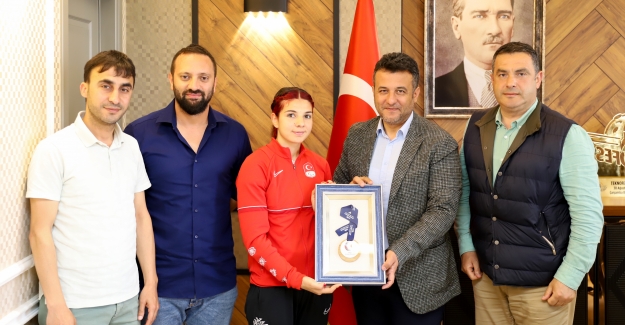 Milli Sporcu Bayrak, Çarşamba’ya Madalyayla Döndü