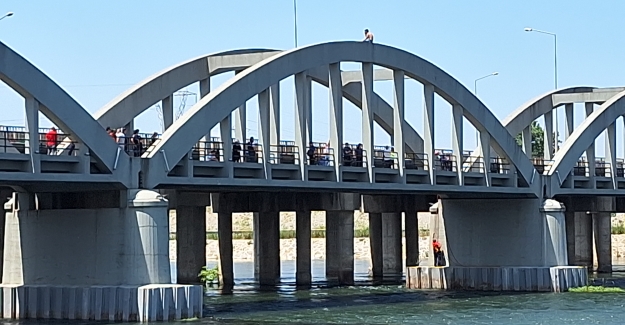 Bafra'da bir kişi köprüde intihar etmek istedi