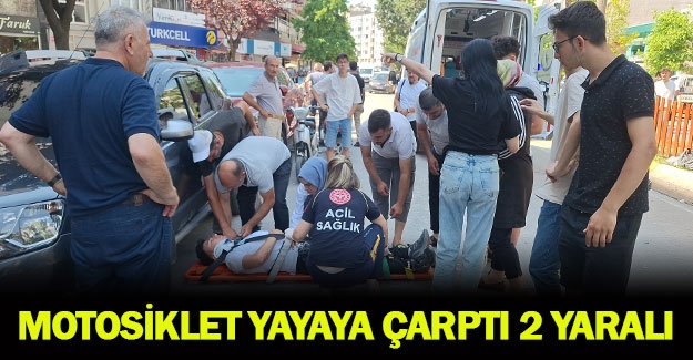 Motosiklet yayaya çarptı 2 yaralı