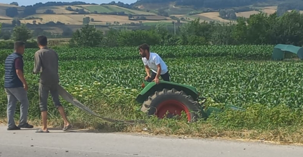 Samsun'da otomobil traktörle çarptı 2 yaralı