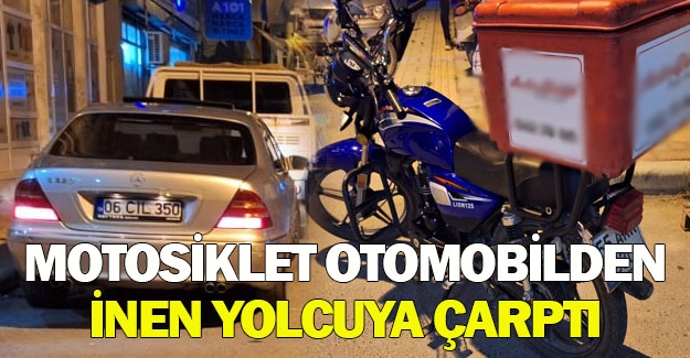 Samsun’da motosiklet otomobilden inen yolcuya çarptı