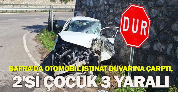 Bafra'da otomobil istinat duvarına çarptı, 2'si çocuk 3 yaralı