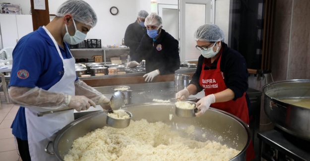 Bafra Belediyesi her gün 1100 kişi yemek veriyor