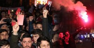 Trabzon taraftarı kırmızı kart gösterdi