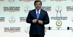 Başbakan Davutoğlu;" Öğretmenlere selam eder alınlarından öperim" dedi.