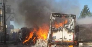Yol kesen PKK'lılar araçları yaktı