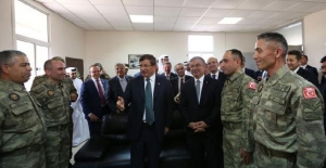 Davutoğlu, Katar'daki Türk askerlerini ziyaret etti