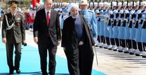 Erdoğan, Ruhani'yi Cumhurbaşkanlığı Sarayı ana giriş kapısında karşıladı