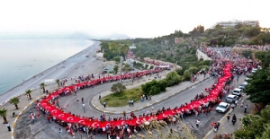 2 kilometrelik fener alayı, 400 metrelik Türk bayrağı ile yürüyecekler
