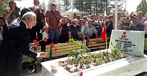 Kılıçdaroğlu, şehit Ömer Halisdemir'in mezarını ziyaret etti