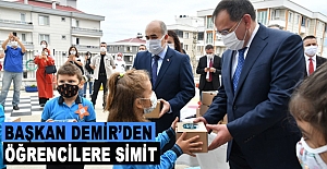 Başkan Demir’den Öğrencilere Simit