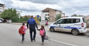 Okul önlerinde çocuklar güvende