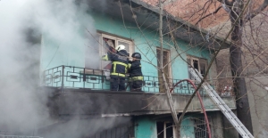Bafra'da iki katlı metruk binada yangın çıktı