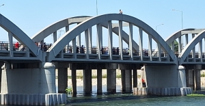 Bafra'da bir kişi köprüde intihar etmek istedi