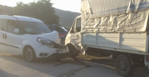 Bafra'da kamyonet ile hafif ticari araç çarpıştı 3 yaralı