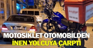 Samsun’da motosiklet otomobilden inen yolcuya çarptı